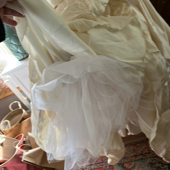 Paloma Blanca Dupioni silk wedding gown - Picture 14 of 17